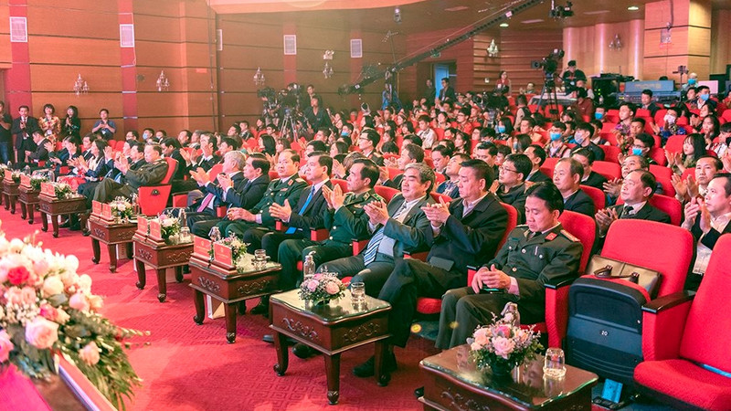 出席表彰大会代表。