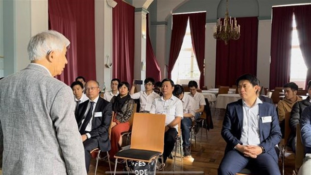 历届瓦莱奖学金获奖越南学生见面会场景。