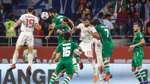 两队球员头球争抢。