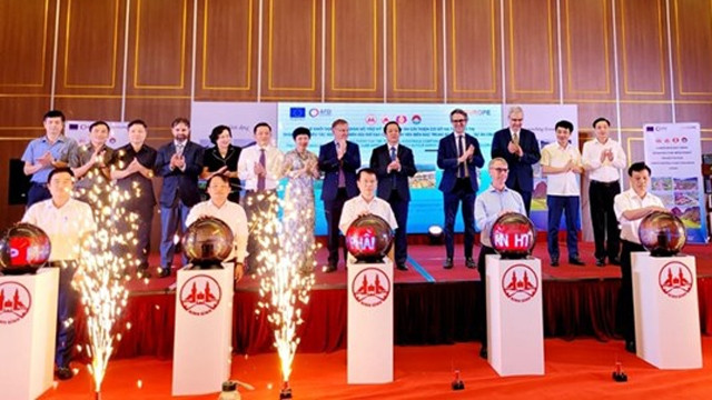 “越南北中部地区四省基础设施改善提升各城市气候变化抵御和恢复力”项目启动仪式现场。