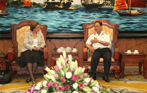 越南国防部副部长阮文献上将会见法国泰雷兹集团执行副总裁帕斯卡尔·苏睿思女士。 (Photo: 图片来源：边防报网)
