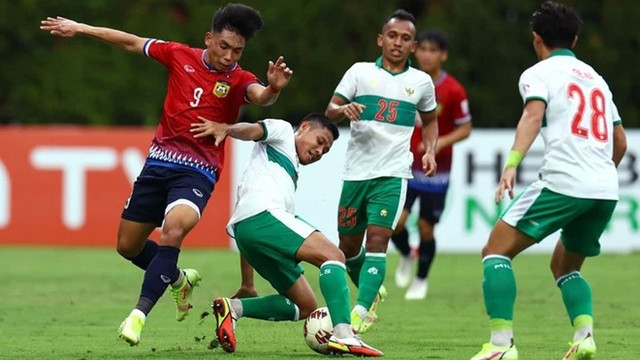 两队球员在比赛中拼抢。