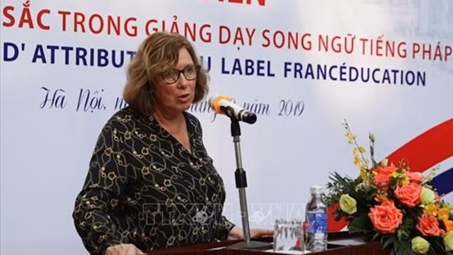 法国参议院法越友好议员小组主席凯瑟琳·德罗什发表讲话。