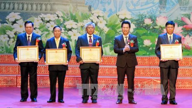 河静省人委会主席向波里坎赛和甘蒙两省代表颁发奖项。（图片来源：越通社）