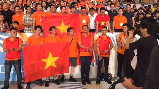 越南雒鸿大学机器人队。