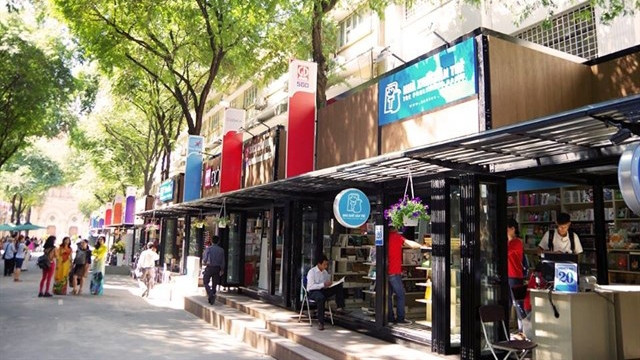 附图：胡志明市图书街。