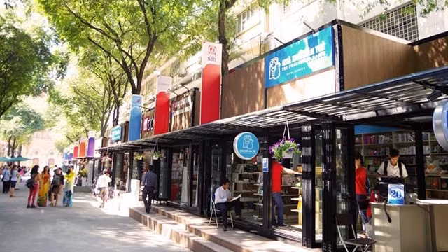 附图：胡志明市图书街。