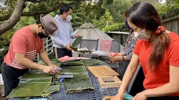 旅澳越南人包粽子筹资金为越南贫困儿童送温暖。（图片来源：越通社）