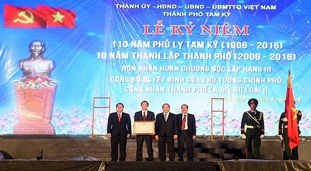 阮春福总理出席纪念典礼。