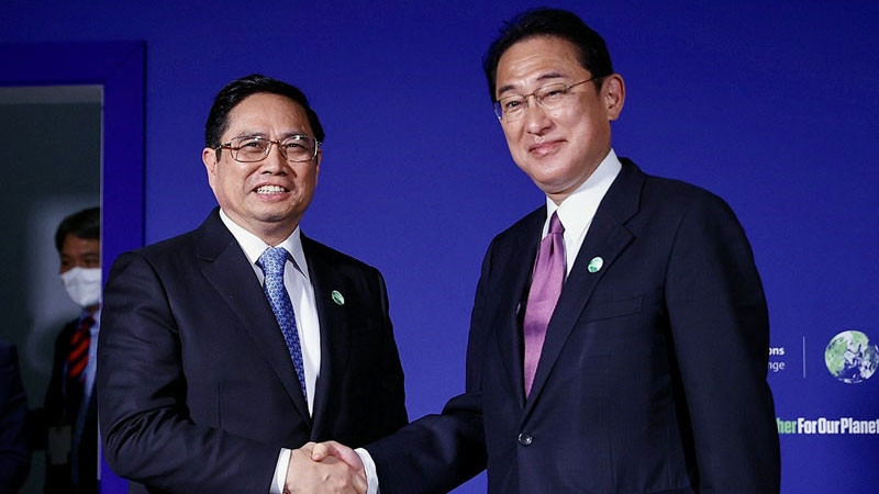 在出席COP26期间范明正总理会见日本首相岸田文雄。（图片来源：越通社）
