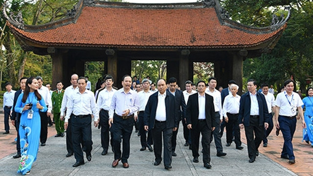 阮春福总理参观考察清化省蓝京国家级特殊历史遗迹区。