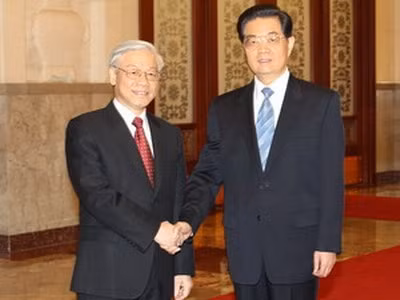 中共中央总书记、国家主席胡锦涛在中国北京人民大会堂热烈欢迎越共中央总书记阮富仲。 (Photo: 图片来源：越通社)