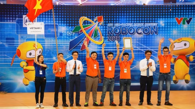 武德儋副总理向越南2号队授予一等奖。