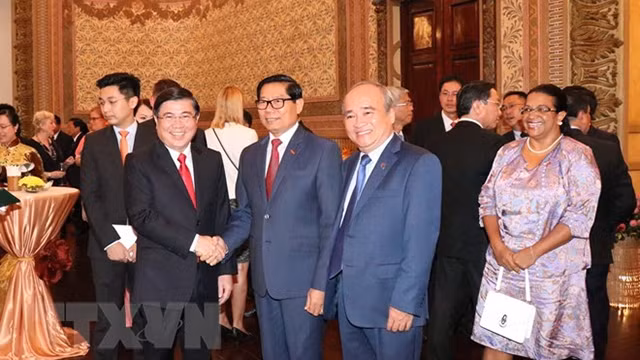 阮诚峰先生同与会贵宾。（图片来源：越通社）