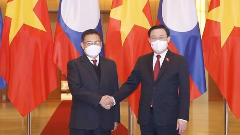 国会主席王廷惠会见2021年12月6日至8日对越南进行正式访问的老挝国会主席赛宋蓬·丰威汉。（图片来源：越通社）