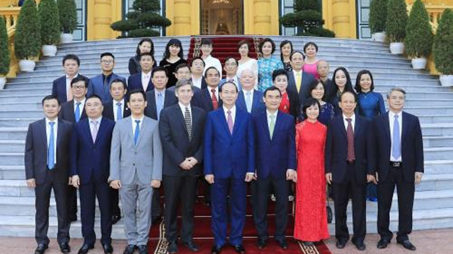 陈大光主席同赞助商合影。（图片来源：越通社）