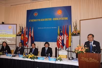 越南海关总署署长阮玉足在会上发表讲话。