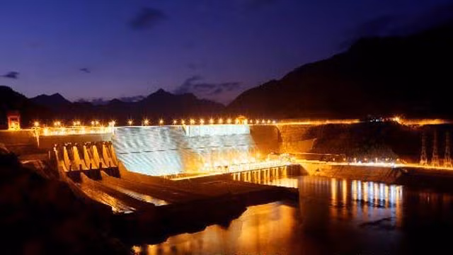 山罗水电站的夜景。