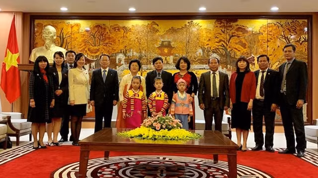 双方代表团合影.