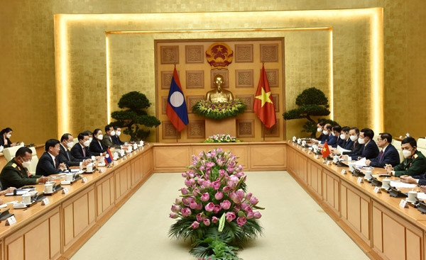 越南政府总理范明正会见老挝人民革命党中央总书记、国家主席通伦·西苏里。（陈海 摄）