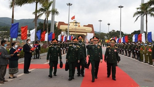 占沙蒙•占雅拉大将与潘文江大将共同主持越老边境国防友好交流。（图片来源：人民军队）