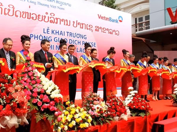 越南工商银行举行老挝占巴塞省巴色分行开业仪式。（图片来源：越通社）