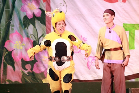颇受学生欢迎的嘲剧表演。（图片来源：河内新报）