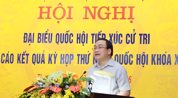 黄忠海同志在会见石室县选民时发表讲话。