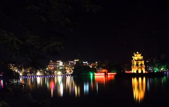 夜里的还剑湖。