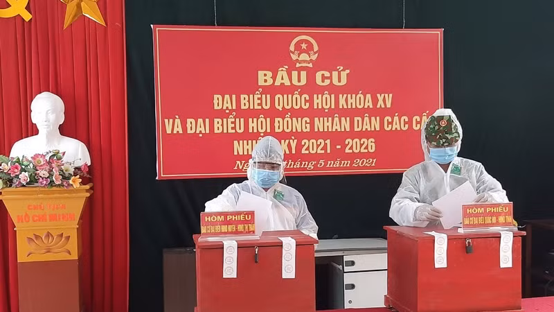 选民在河南省某疫区进行投票。