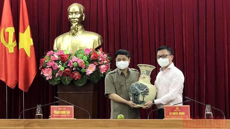 黎国明总编辑向得乐省领导赠送礼品。
