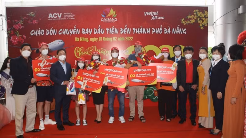 组委会向航班上最幸运的5名乘客赠送了越捷航空往返机票。