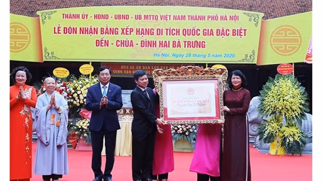 二征夫人祠、寺、亭国家级特殊遗迹证书授证仪式。（图片来源：越通社）