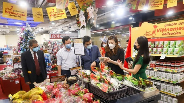 FairPrice集团代表介绍活动上展示的越南商品。