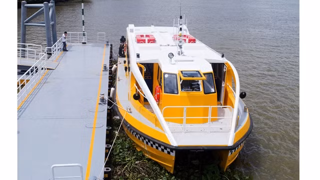 附图:越南胡志明市水上巴士投入试运行。