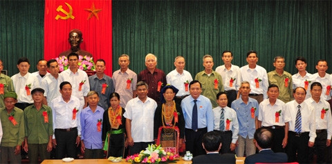 越南国会副主席黄玉山会见广宁省少数民族同胞的威信模范者代表团。 (Photo: 图片来源：越南国会网站)