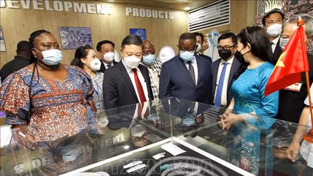 朱利叶斯·马达比奥总统访问胡志明市高科技园区（图片来源：越通社）