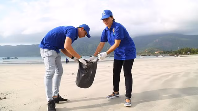 昆岛县人民进行环保活动。（图片来源：越通社）