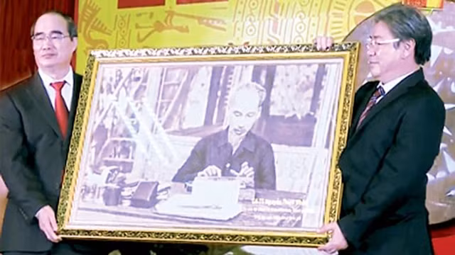 阮善仁同志向国家行政学院胡志明市分院赠送纪念礼物。（图片来源：西贡解放报）