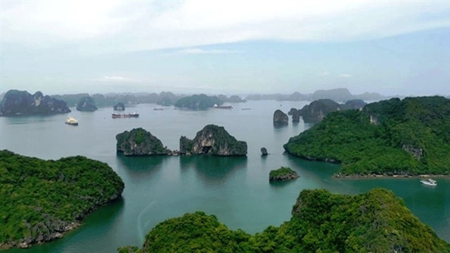 从高空俯瞰下的龙湾美景。