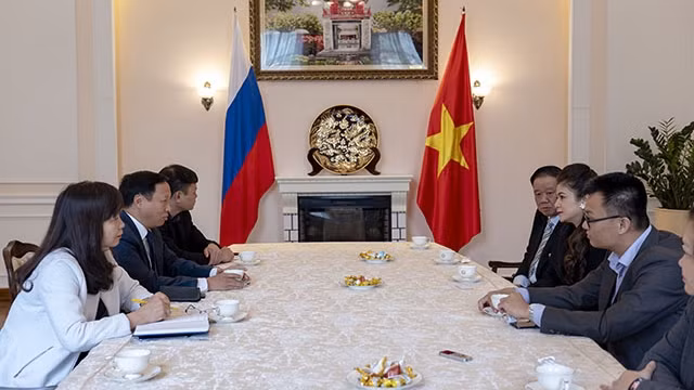 中原国际公司经理黎黄叶草会见越南驻俄罗斯大使吴德孟。