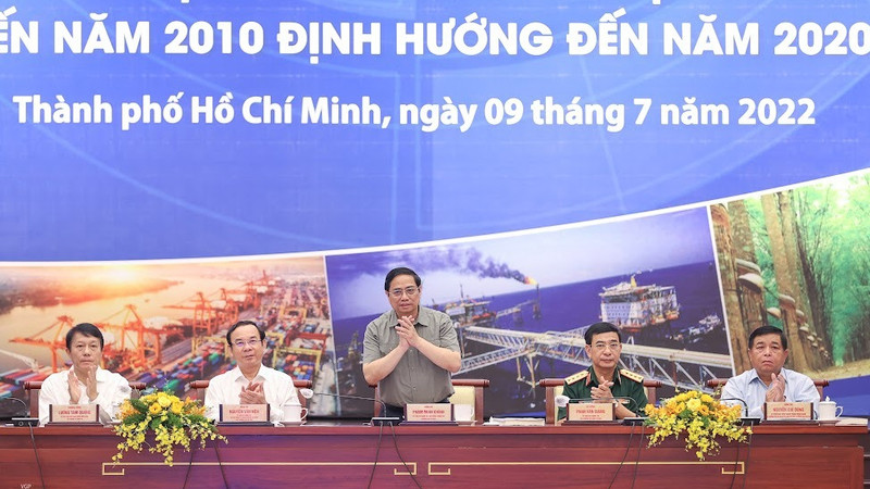 政府总理范明正在会上发言。