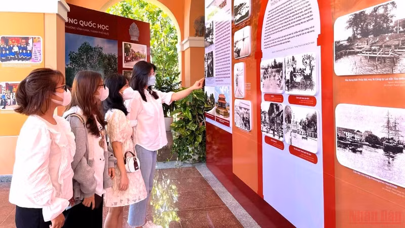 参观专题展的大学生们。