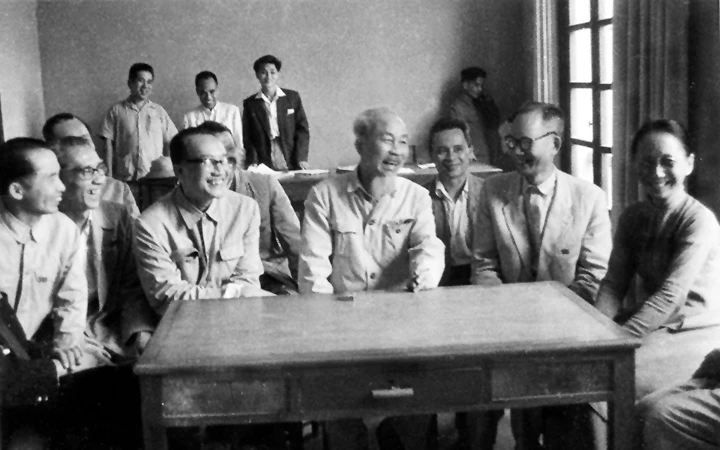 资料图：胡志明主席与第三届国会学界代表交谈。
