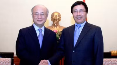 越南政府副总理范平明会见国际原子能机构总干事天野之弥。 