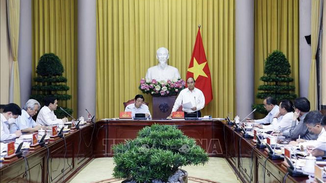 越南国家主席阮春福与建设法治国家提案指委会举行工作会议。