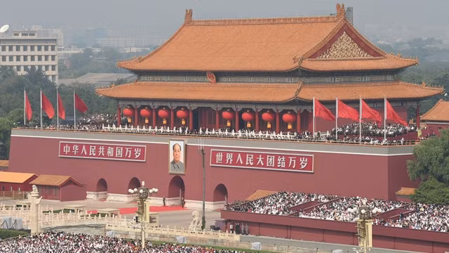 庆祝中华人民共和国成立70周年大会在北京天安门广场举行，吸引十万群众代表参加。（图片来源：新华社）