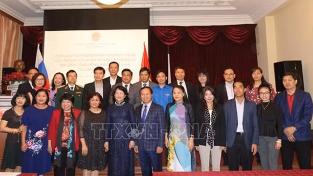 邓氏玉盛副主席与大使馆馆员及越侨代表合影。（图片来源：越通社）