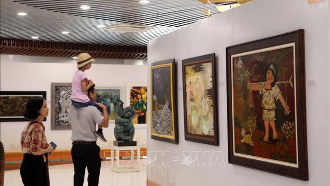 参观美术展的观众。（图片来源：越通社）