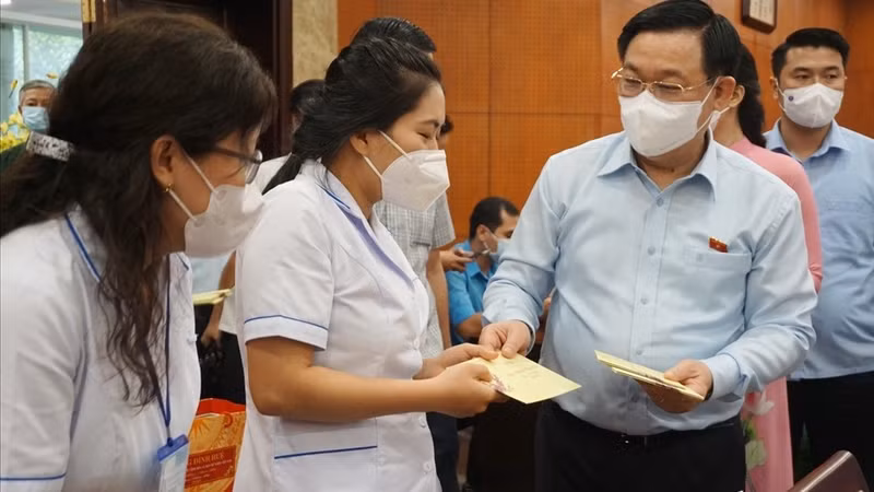 国会主席王廷惠看望慰问胡志明市新冠肺炎疫情防控一线人员。（图片来源：劳动报）